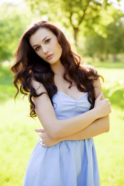 Portrait of a beautiful young Caucasian woman in a spring garden. — Stok Foto