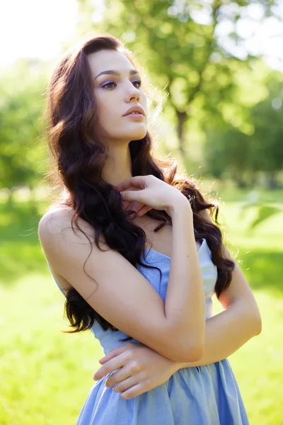 Retrato de uma bela jovem mulher caucasiana em um jardim de primavera . — Fotografia de Stock