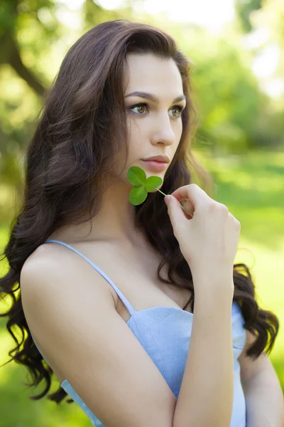 Hermosa mujer con el pelo largo, belleza, cabello y eco cosmetología . — Foto de Stock