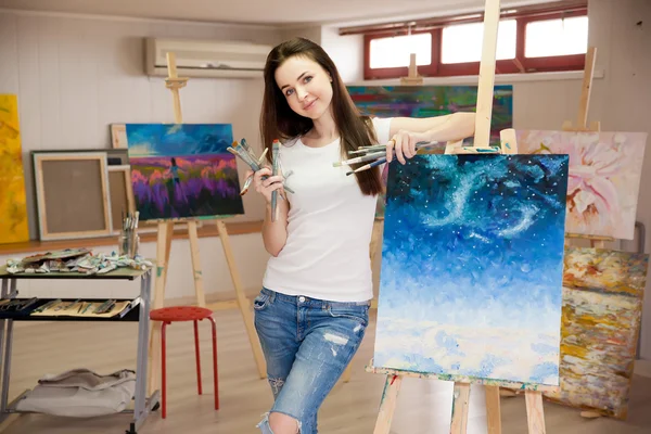 Female Artist Working On Painting In Studio — Stock Photo, Image