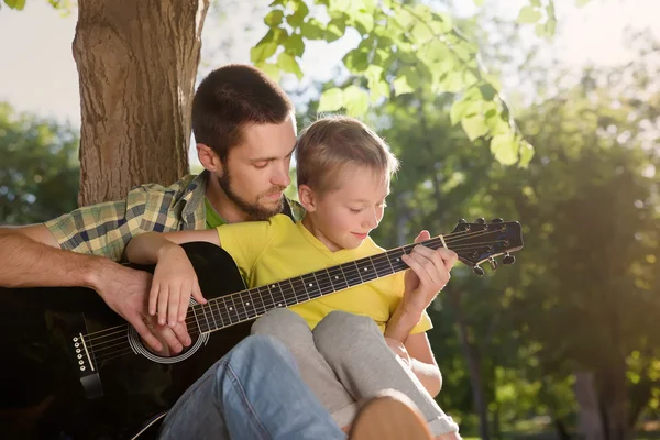 Pai aprendendo seu filho a tocar guitarra — Fotografia de Stock