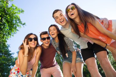 Mutlu dostluk kavramı gençlerle birlikte eğleniyor