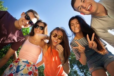 Mutlu dostluk kavramı gençlerle birlikte eğleniyor