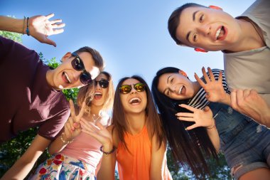 Mutlu dostluk kavramı gençlerle birlikte eğleniyor