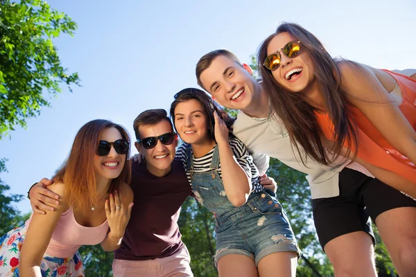 Concepto de amistad feliz con los jóvenes divirtiéndose juntos — Foto de Stock