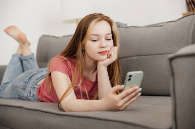 Neşeli kız arkadaşlarıyla mesajlaşmaktan hoşlanıyor.