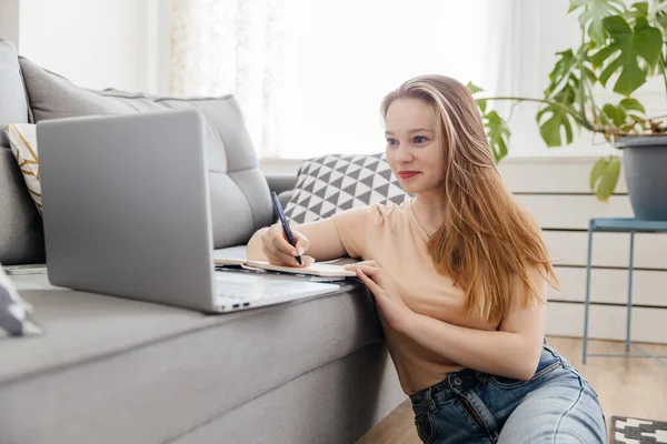 Молода жінка навчається онлайн вдома — стокове фото