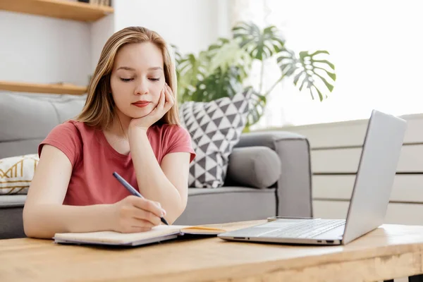 Chica estudios en línea en casa — Foto de Stock