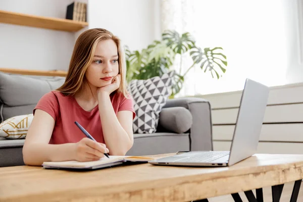 Chica estudios en línea en casa — Foto de Stock