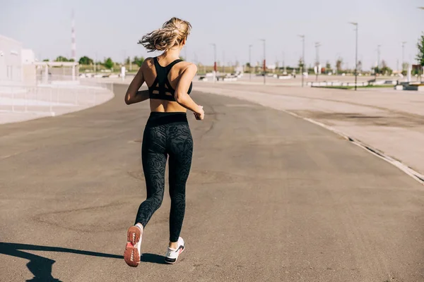 Zadní Pohled Sportovní Žena Jogging Asfaltové Cestě Během Venkovního Cvičení — Stock fotografie