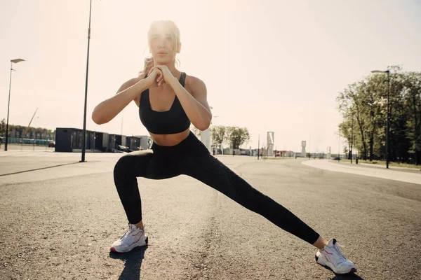 Jong Atletisch Meisje Runner Doen Stretching Voor Joggen Rechtenvrije Stockfoto's