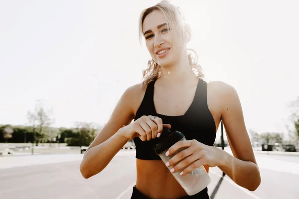 Ung Atletisk Flicka Löpare Tar Paus Och Tittar Kameran Stockfoto