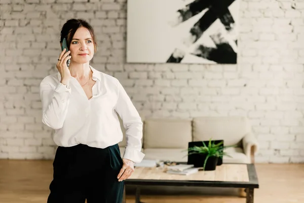 Mulher Negócios Meia Idade Falando Telefone Sorrindo — Fotografia de Stock