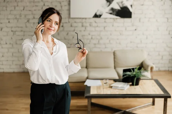 Mulher Negócios Meia Idade Que Trabalha Casa Falando Telefone Sorrindo — Fotografia de Stock