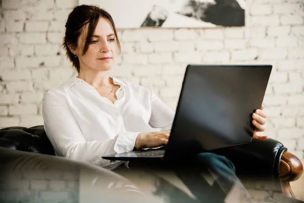 Donna Affari Mezza Età Che Lavora Casa Con Computer Portatile — Foto Stock