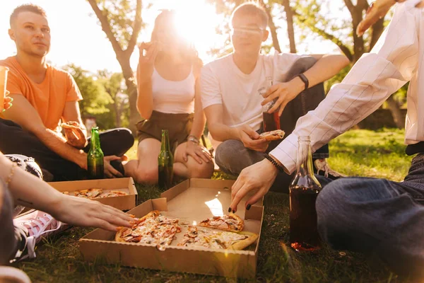 Cinco Jovens Amigos Alegres Comendo Pizza Livre — Fotografia de Stock