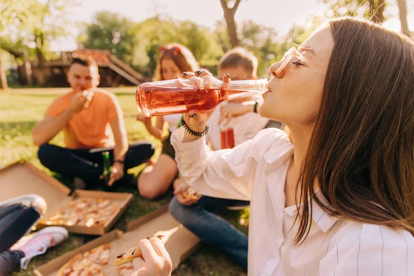 Ung Flicka Dricker Alkohol Och Äter Pizza Med Sina Vänner Stockbild