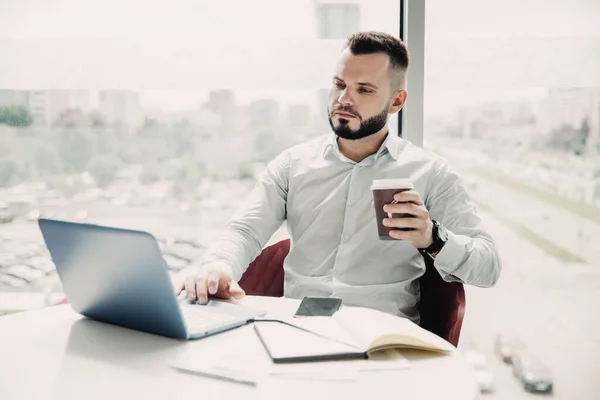 Young Bearded Businessman Working Office Laptop Drinking Coffee Paper Cup — Stock Photo, Image