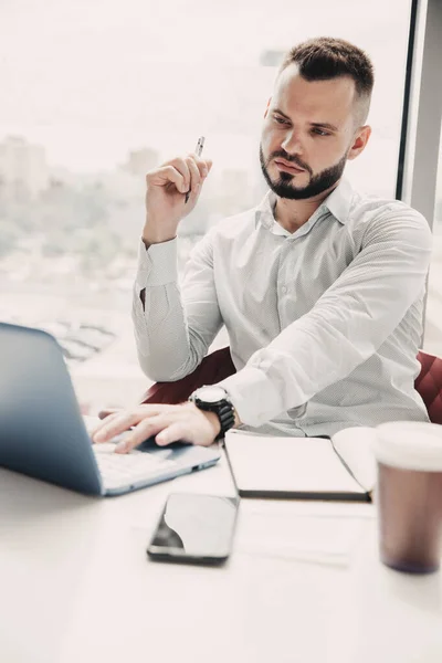 Young Man Concentratedly Working His Laptop — Stock Photo, Image