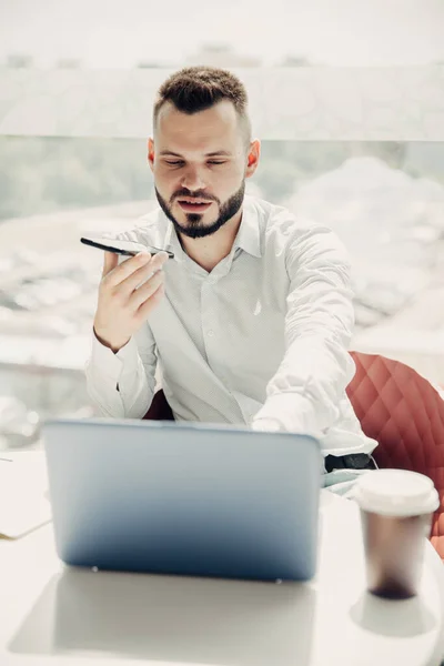 Young Male Businessman Talking Mobile Phone Using Voice Recognition — Stock Photo, Image