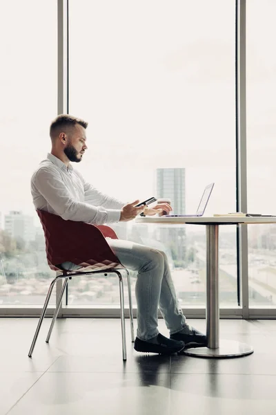 Young Man Working His Laptop Cafe Full Body Photo — Stock Photo, Image