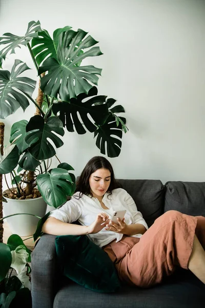 Young Young Woman Texting Cellphone Lying Sofa Home — Stock Photo, Image