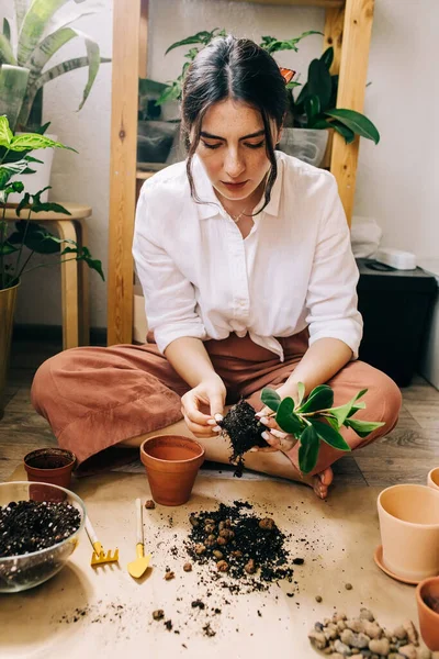 Young Woman Replanting Potted Plants — Stock Photo, Image