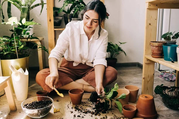 Young Woman Replanting Potted Plants — Stock Photo, Image