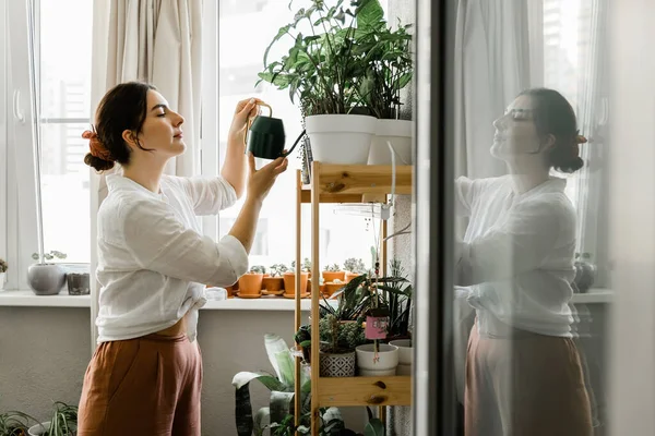 Kvinna Vattna Växter Balkongen — Stockfoto