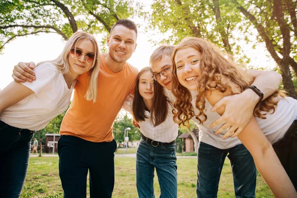 Grupo Jóvenes Felices Aire Libre Verano — Foto de Stock