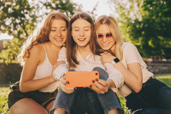 Estilo Vida Imagen Soleada Las Mejores Amigas Tomando Selfie Aire — Foto de Stock