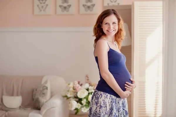 Retrato casero de la mujer embarazada — Foto de Stock