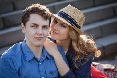 Merdivenlerde kucaklayan romantik genç Çift.