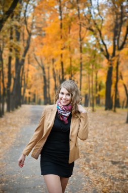 Sonbahar parkta genç güzel kadın