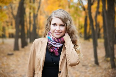 Sonbahar parkta genç güzel kadın