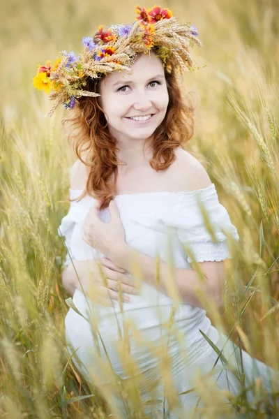 花の花輪を持つ美しい女性 — ストック写真