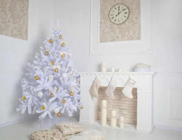 Interior de estilo moderno de la chimenea con árbol de Navidad y regalos en blanco — Foto de Stock