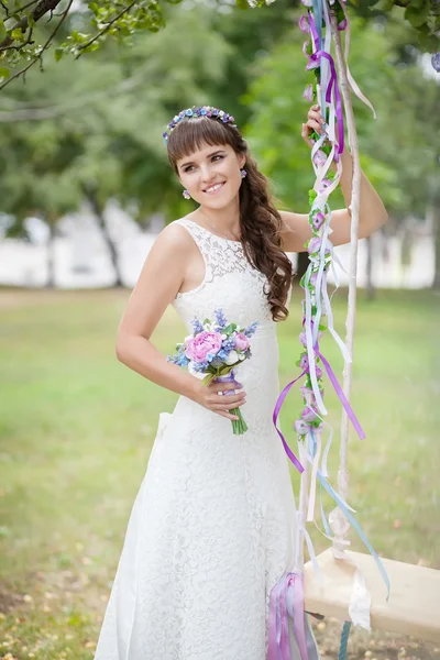 Красивая невеста и качели — стоковое фото