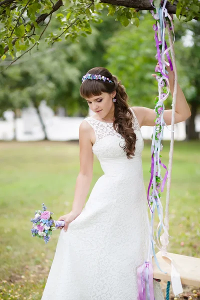 Gyönyörű menyasszony és hinták — Stock Fotó
