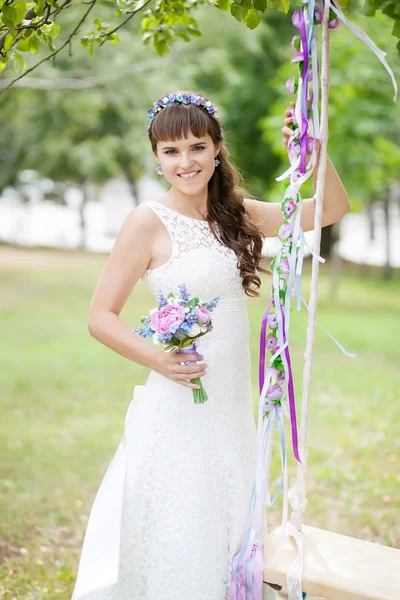 Hermosa novia y columpios — Foto de Stock