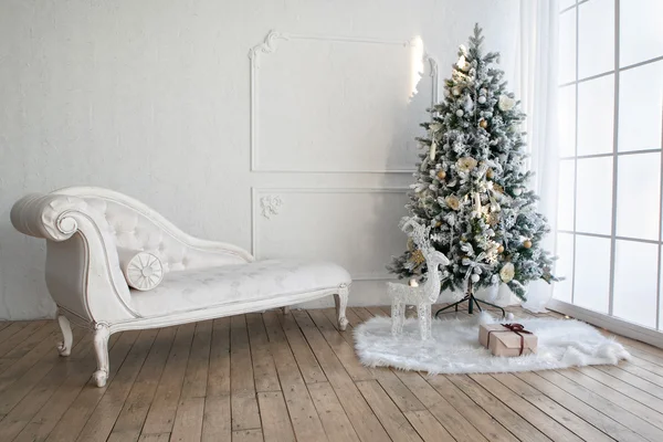 Árvore de Natal com presentes embaixo na sala de estar — Fotografia de Stock