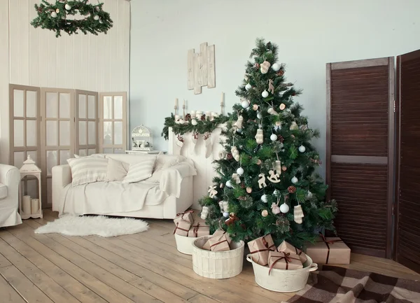 Julgran med presenter under i vardagsrummet — Stockfoto