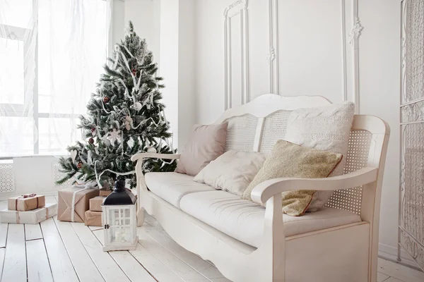Árvore de Natal com presentes embaixo na sala de estar — Fotografia de Stock