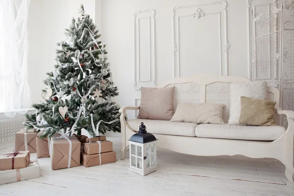 Árvore de Natal com presentes embaixo na sala de estar — Fotografia de Stock