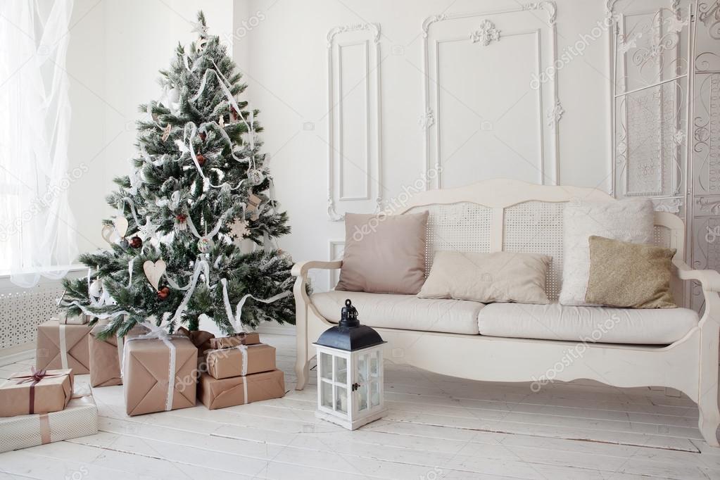 Christmas tree with presents underneath in living room — Stock Photo