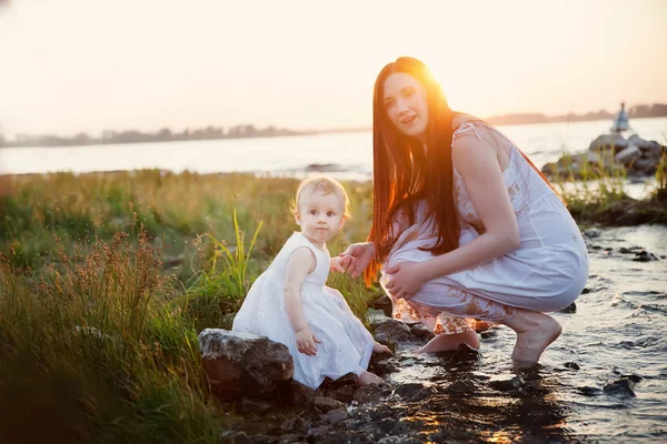 Glückliche Mutter und Tochter haben Spaß am Sonnenuntergang Strand — Stockfoto