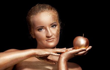 siyah altın bodyart ona altın elma ile poz kızla eller