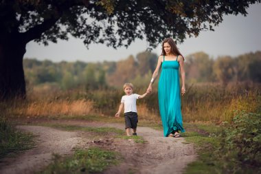 Anne ve oğlu kırsalında karayoluyla yürüyüş