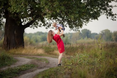 Anne ve oğlu kırsalında karayoluyla yürüyüş