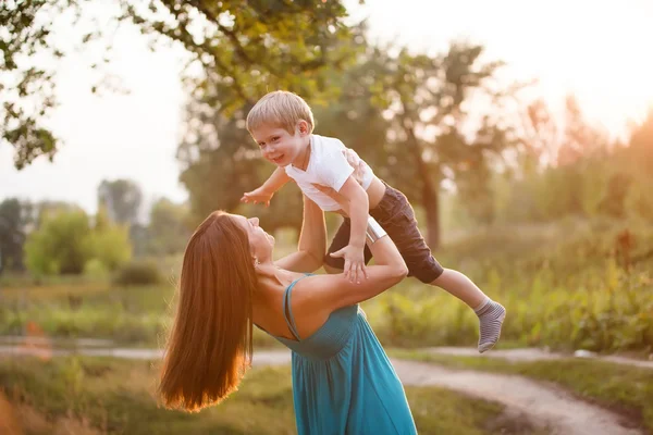 Mor och son att ha kul — Stockfoto